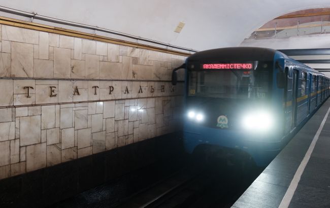Метро Киева меняет график движения из-за обстрелов: что нужно знать пассажирам