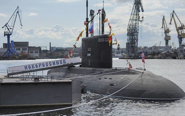 Подводная лодка РФ застряла в порту после атаки СБУ (фото)