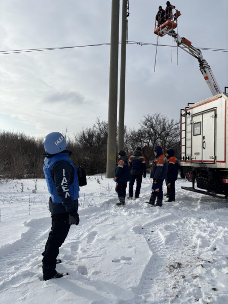Возле ЗАЭС продолжается ремонт линии электропередач: МАГАТЭ обнародовало фото