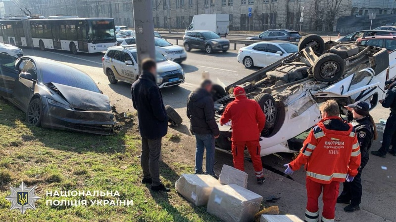 Tesla "перевернула" Peugeot на Берестейском проспекте в Киеве: фото и детали аварии