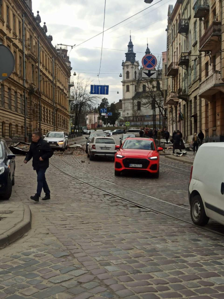 В центре Львова прилет дрона: горит жилой дом, пострадало наследие ЮНЕСКО