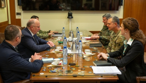 Головнокомандувач сил НАТО і єврокомісар обговорили збільшення оборонного виробництва