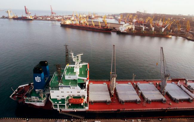 Оккупанты дроном атаковали судно в морском коридоре Украины, возник пожар
