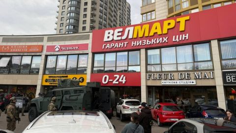 Поджег квартиру и пошел с оружием в супермаркет: все подробности стрельбы в Киеве