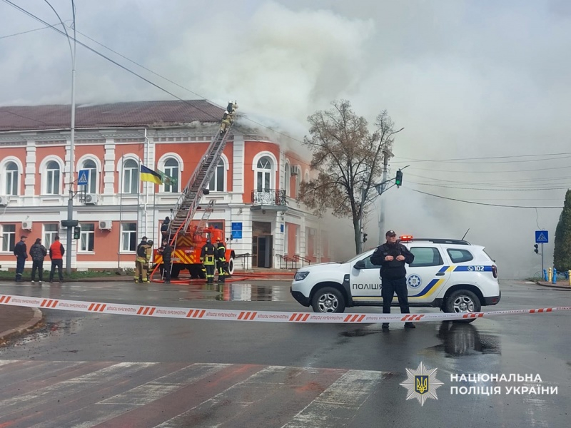 В центре Прилук дроны атаковали мэрию, здание вспыхнуло