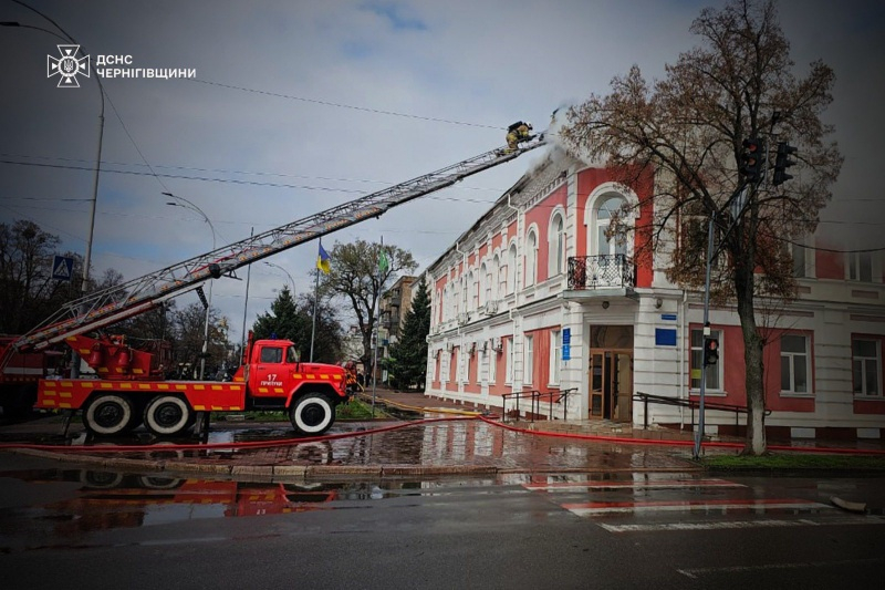 В центре Прилук дроны атаковали мэрию, здание вспыхнуло