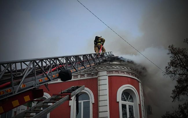 В центре Прилук дроны атаковали мэрию, здание вспыхнуло