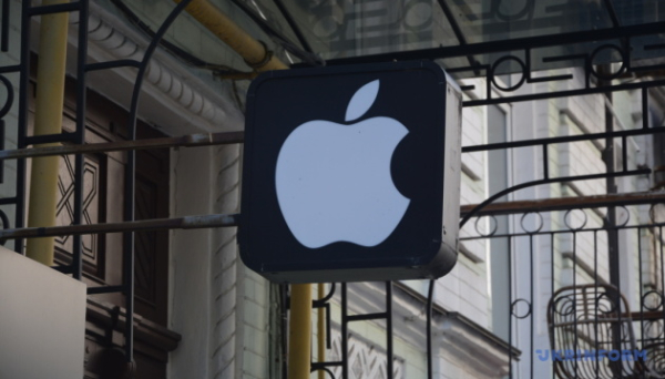 Apple завершує розробку навушників із вбудованими камерами - Bloomberg