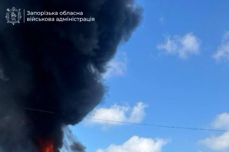Черный дым после "прилета", погибший и раненые: Россия ударила по Запорожью