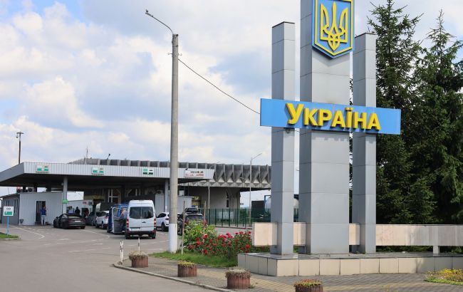 Для женщин в Украине заработали новые правила выезда