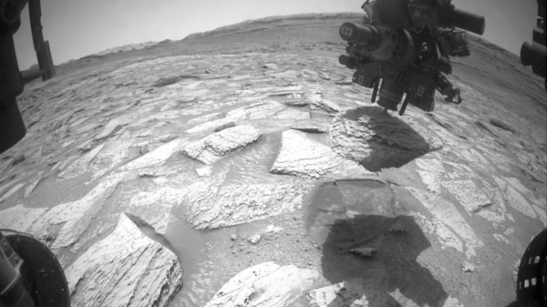 До бурильної руки марсохода Curiosity причепився 13-кілограмовий камінь