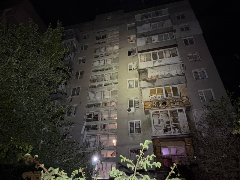 Дрон ударил по жилому дому в Одессе, вспыхнул пожар