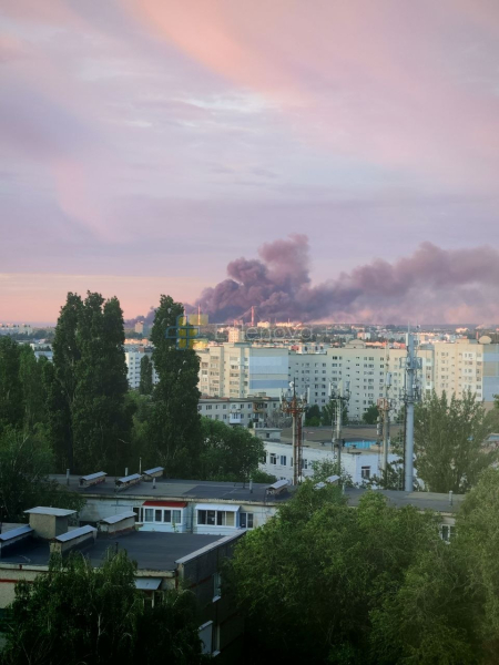 Дроны атаковали нефтеперерабатывающий завод в Саратове, вспыхнул пожар (фото, видео)