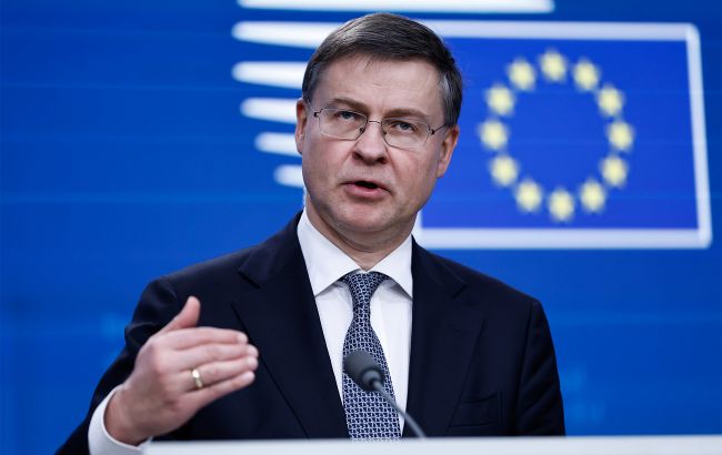 Еврокомиссар раскритиковал США за ослабление нефтяных санкций против РФ