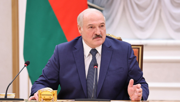 Лукашенко заявив, що Білорусь не має наміру втягуватися у війну і готовий зустрітися із Зеленським