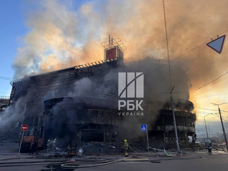 Сгорели ТРЦ и рынок, разрушены дома: репортаж РБК-Украина с Лукьяновки в Киеве