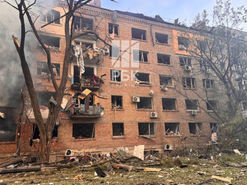 Сгорели ТРЦ и рынок, разрушены дома: репортаж РБК-Украина с Лукьяновки в Киеве
