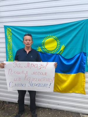 У Казахстані під час візиту Путіна затримали активіста через плакат «Слава Україні»
