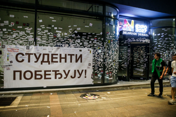 У столиці Сербії сталися сутички між протестувальниками та поліцією після антиурядового мітингу