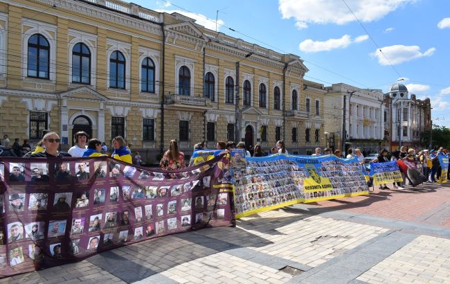 В Кропивницком развернули флаг с портретами тысяч пленных и без вести пропавших воинов