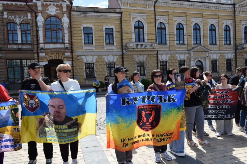 В Кропивницком развернули флаг с портретами тысяч пленных и без вести пропавших воинов