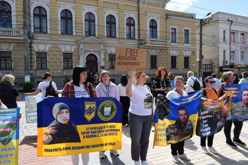 В Кропивницком развернули флаг с портретами тысяч пленных и без вести пропавших воинов