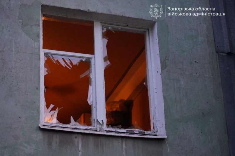 В Запорожье из-за атаки РФ повреждена многоэтажка и пострадали люди