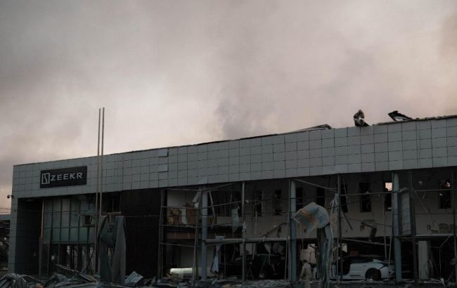 Как выглядит автосалон Zeekr после массированной атаки россиян на Киев (фото)