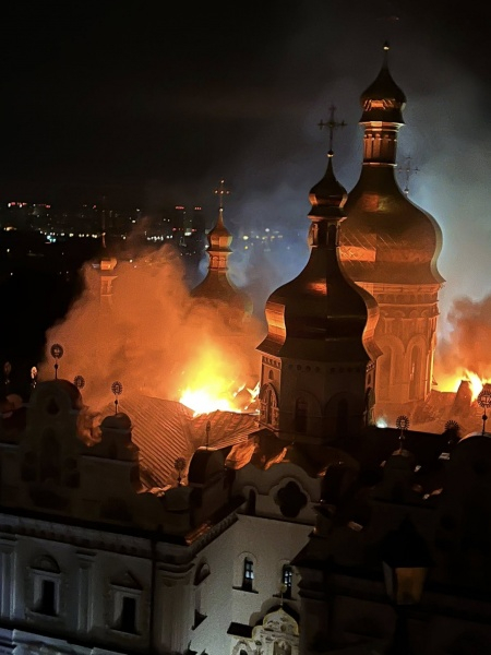 Лавра в огне. Как выглядит Успенский собор после прилета