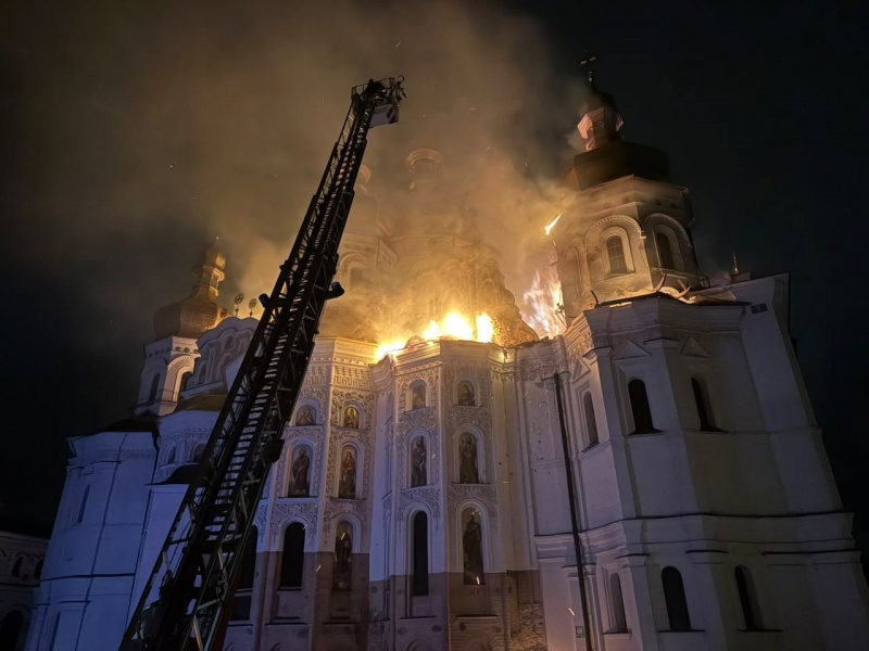Лавра в огне. Как выглядит Успенский собор после прилета