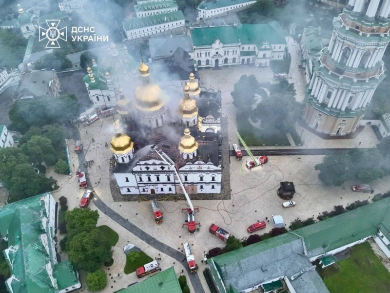 "Мистецький арсенал" загорелся во время обстрела Киева (фото)