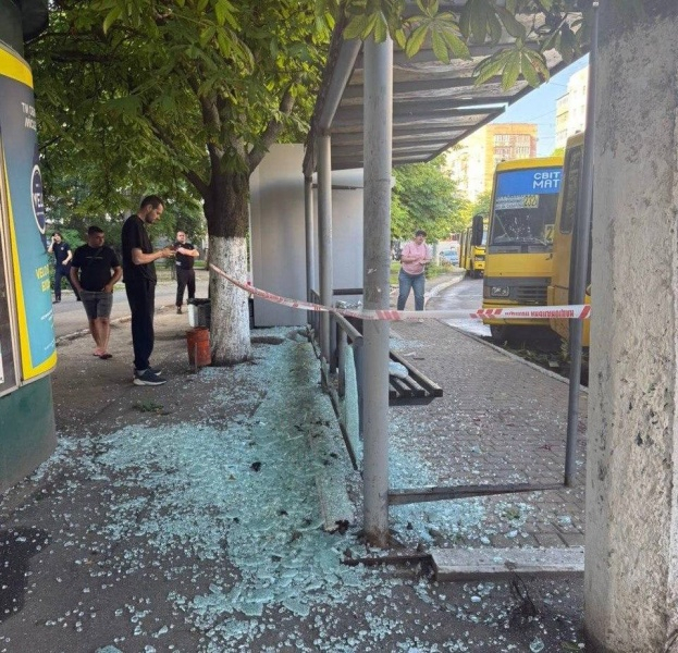 Под удар в Одессе попала остановка транспорта с людьми (фото)