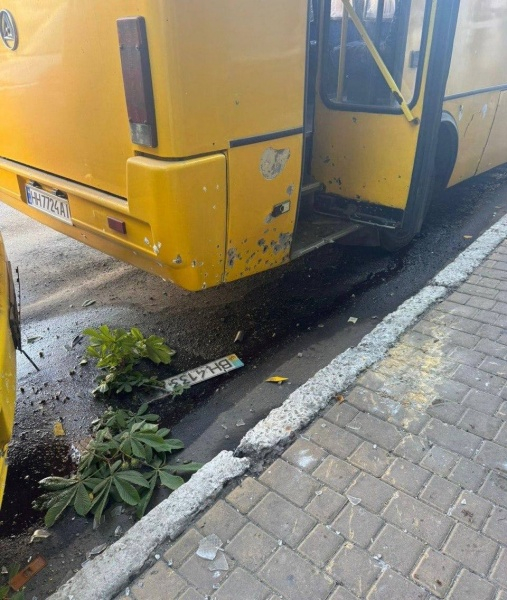 Под удар в Одессе попала остановка транспорта с людьми (фото)