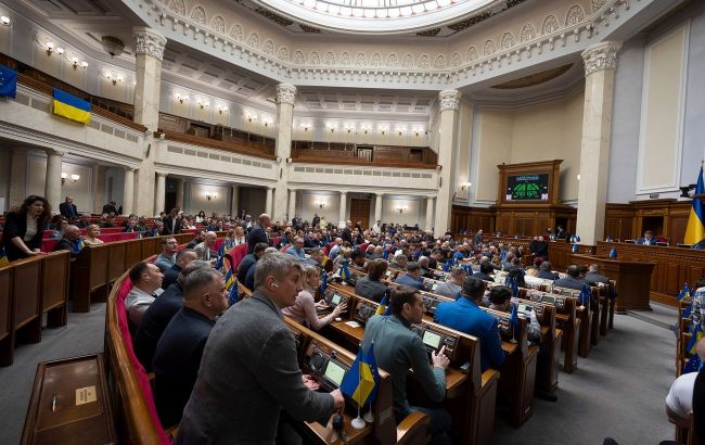 Рада разблокировала использование денег ЕС на зарплаты и оружие для военных