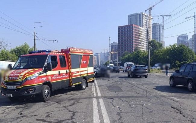 В Киеве масштабное ДТП на Виноградаре: полиция показала первые кадры