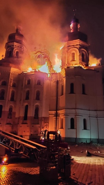 В Киеве прямое попадание в лавру, пылает Успенский собор: фото ЧП