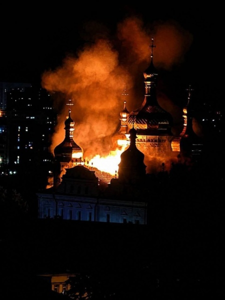 В Киеве прямое попадание в лавру, пылает Успенский собор: фото ЧП