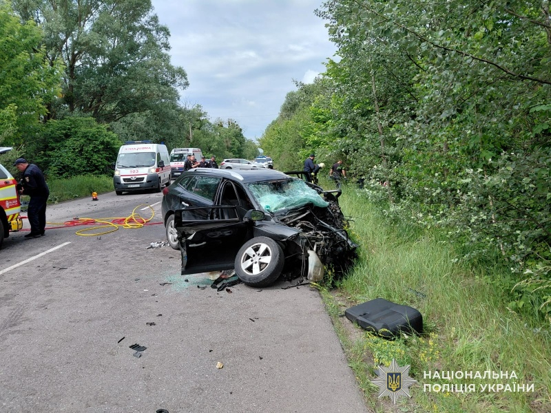 В лобовом столкновении автомобилей на Львовщине погибла женщина и пострадали дети