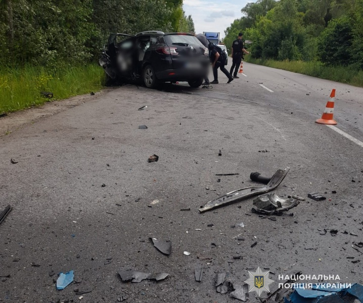 В лобовом столкновении автомобилей на Львовщине погибла женщина и пострадали дети