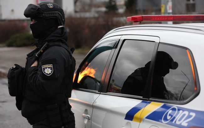 В Тернополе вооруженный мужчина забаррикадировался с женщиной в квартире: первые подробности