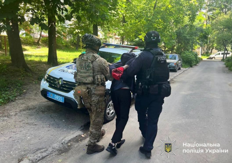В Тернополе вооруженный мужчина забаррикадировался с женщиной в квартире: первые подробности