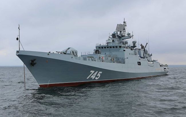 Военный корабль РФ произвел предупредительные выстрелы по британской яхте