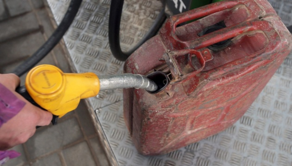 Заправки &laquo;Роснефти&raquo;, &laquo;Башнефти&raquo; та ТНК по всій Росії припинили продаж бензину в каністри