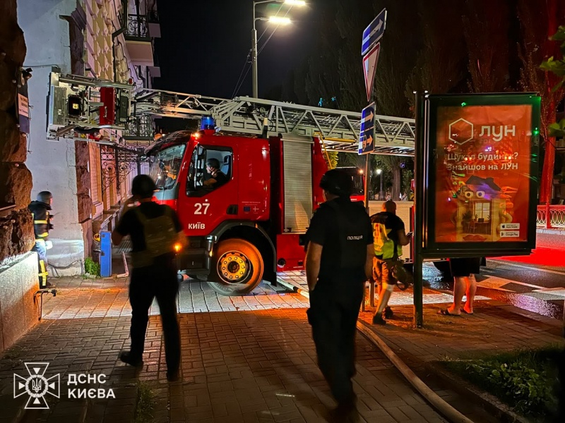 Дома в огне и разрушенные многоэтажки: ГСЧС показала последствия обстрела Киева