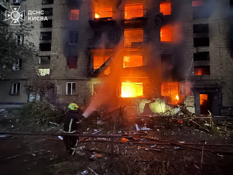 Дома в огне и разрушенные многоэтажки: ГСЧС показала последствия обстрела Киева