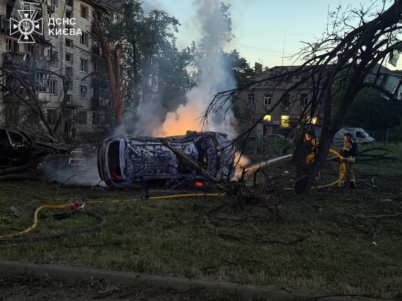 Дома в огне и разрушенные многоэтажки: ГСЧС показала последствия обстрела Киева