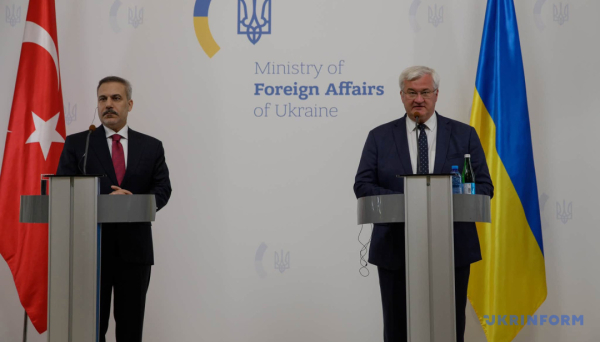 Фідан у Києві: Туреччина закликає всі сторони не поширювати війну на Чорне море