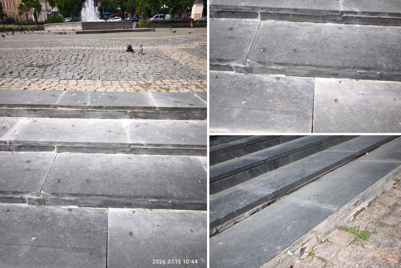 Фото людей под ногами. В центре Черновцов могли построить ступеньки из могильных плит