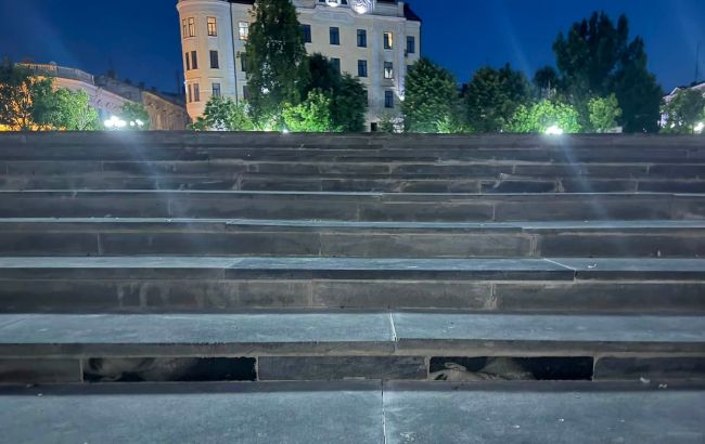 Фото людей под ногами. В центре Черновцов могли построить ступеньки из могильных плит