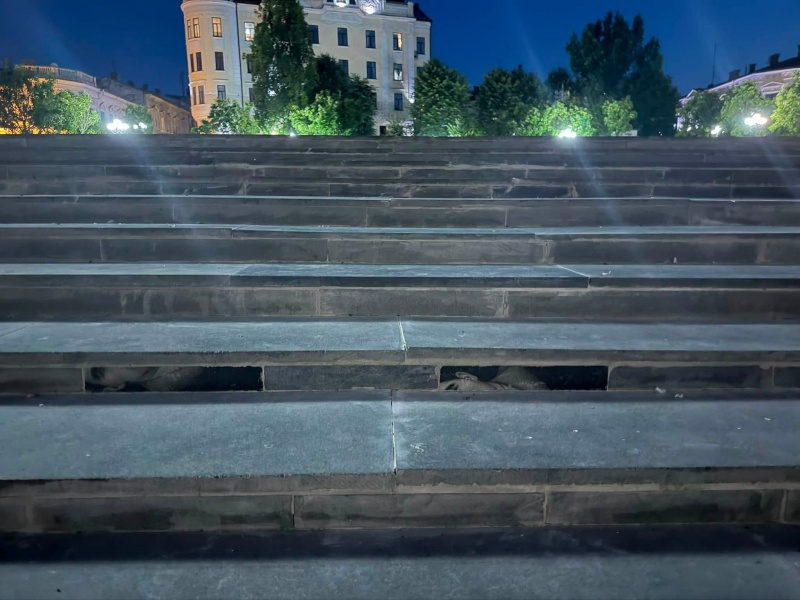 Фото людей под ногами. В центре Черновцов могли построить ступеньки из могильных плит